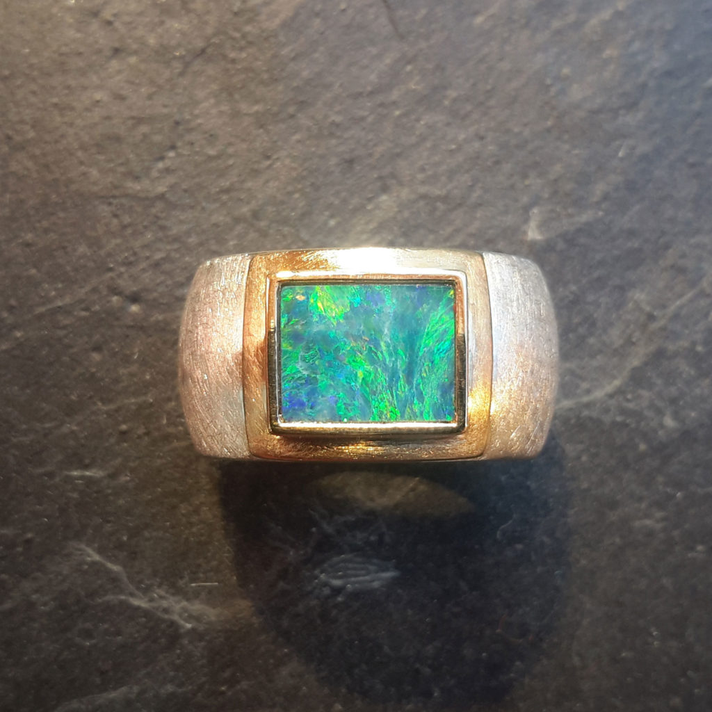 Ring Silber Gold Opal handgefertigt von Goldschmiedin Angela Zbinden Goldschmiede Kostbares Schmuck Basel Schweiz